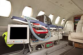 attrezzatura sanitaria con barella all'interno di un aereo per trasporti sanitari esteri