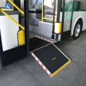 rampa per disabili di un autobus pubblico