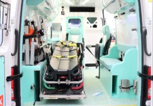 interno di un'ambulanza con barella, attrezzatura specifica e sedute per accompagnatori e personale sanitario 