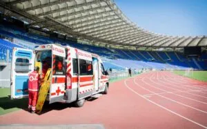 ambulanza privata con operatore sanitario all'interno di uno stadio vuoto per evento 