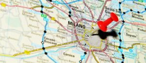 foto ravvicinata di una mappa con segno su Milano 