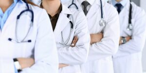 foto ravvicinata di quattro medici con camice bianco 