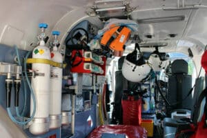 interno di un eliambulanza con tutta l'attrezzatura