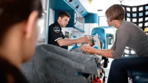 un paziente anziano viene trasportato con personale sanitario e un familiare 