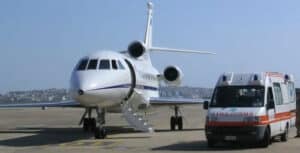 ambulanza vicino ad un aereo per trasporto sanitario estero 